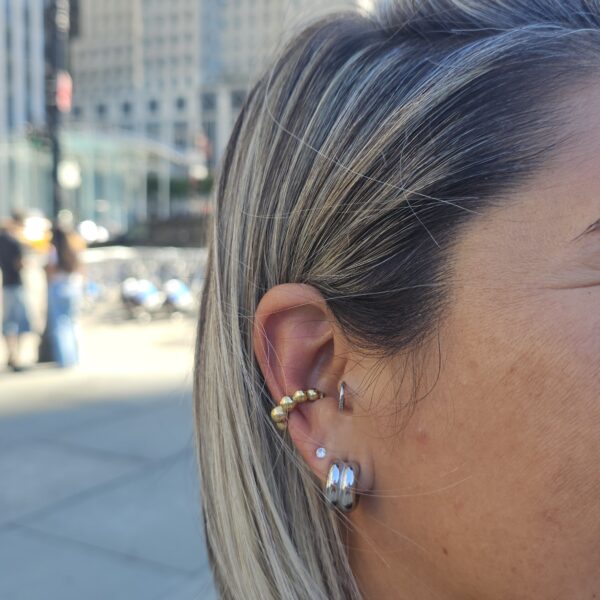 Earcuff bolitas dorado